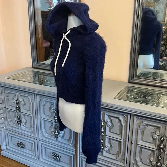 House of Harlow 1960 x REVOLVE Vaughn Eyelash Fuzzy Pullover Hoodie Deep Blue XS - Picture 6 of 11